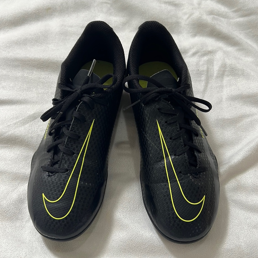 Nike soccer shoes black and neon yellow size 3.5